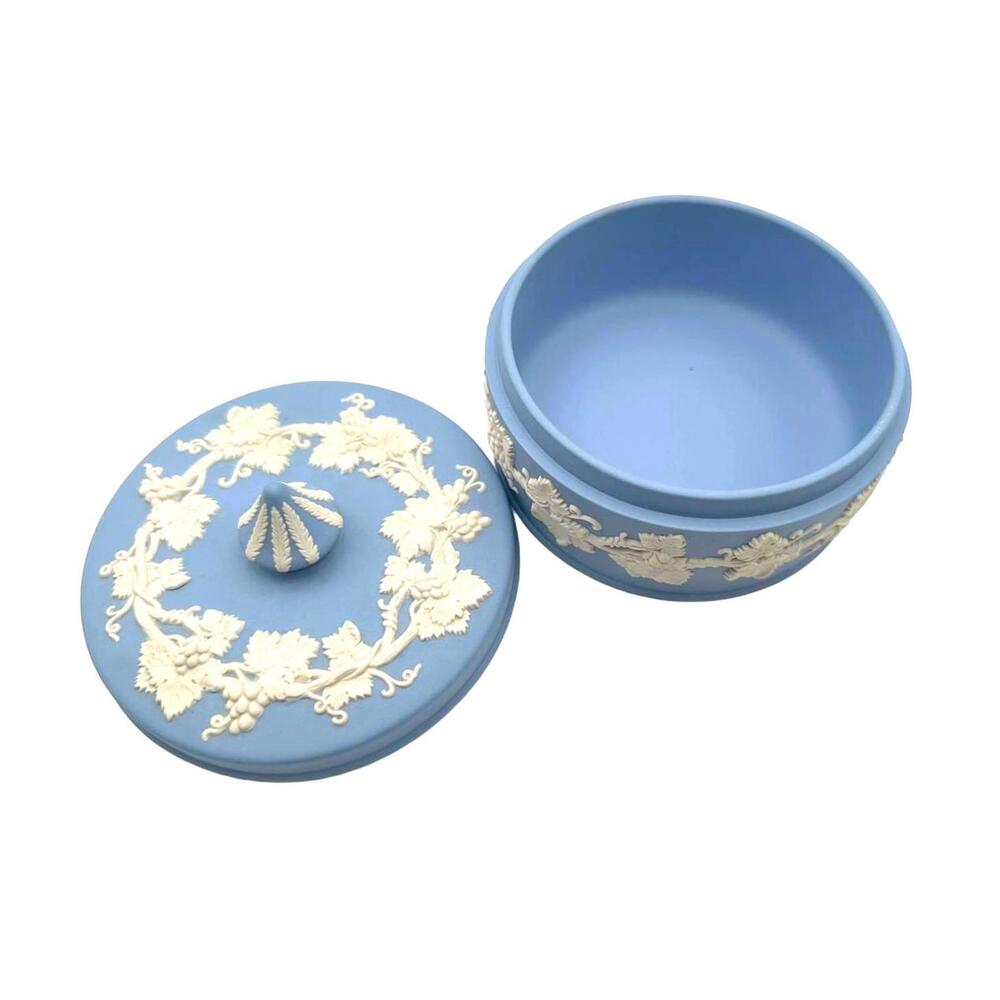 Vintage Wedgwood Blue Jasperware Round Equisite Powder Box with Lid - Picture 5 of 9